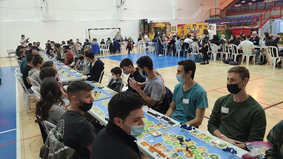 Catan-peli käynnissä: saaren laatat, tiet ja kylät