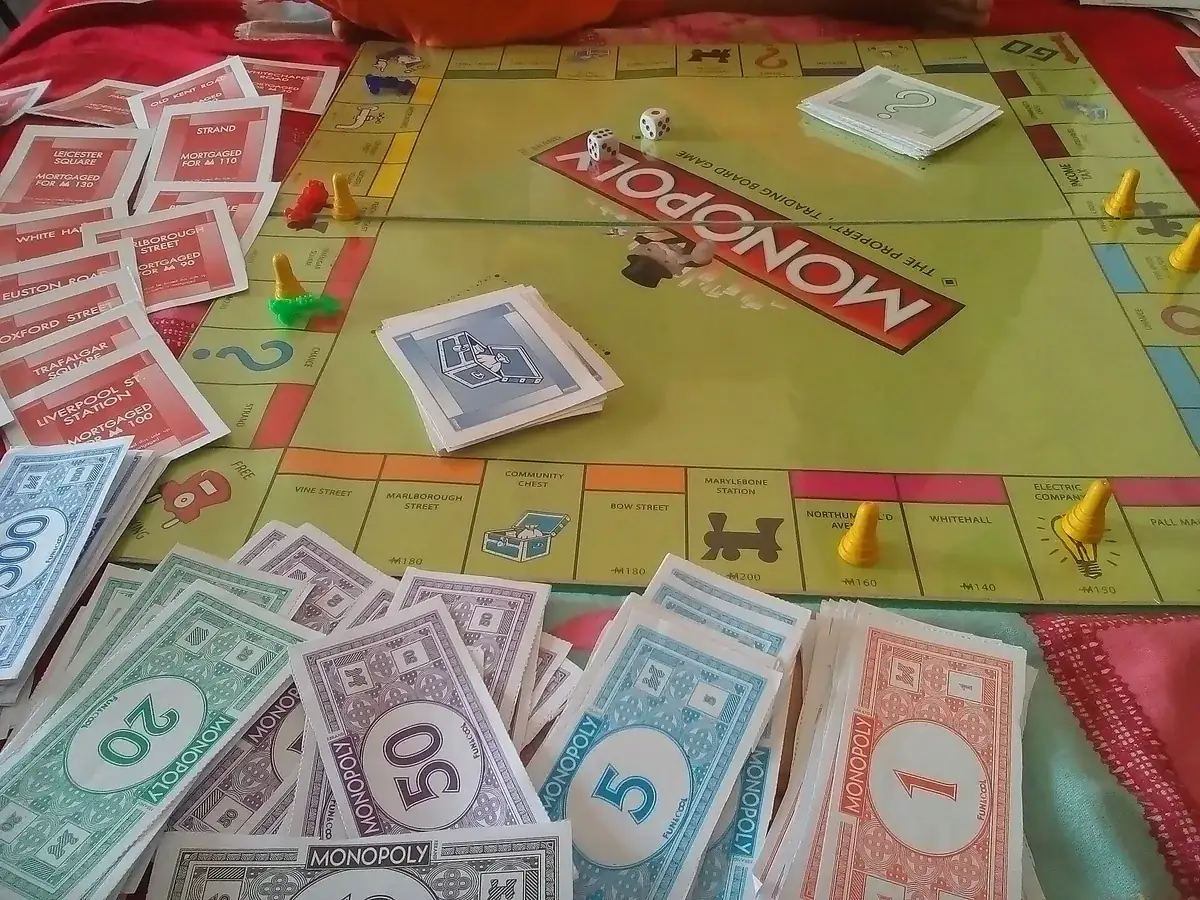 Monopoli-lauta kesken pelin: talot, hotellit ja rahat